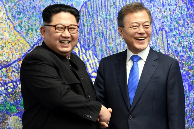 Presidente da Coreia do Sul, Moon Jae-in, e líder da Coreia do Norte, Kim Jong Un 27/04/2018 Korea Summit Press Pool/Pool via Reuters (Korea Summit Press Pool/Reuters)