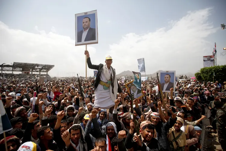 Funeral de líder político Saleh al-Sammad no Iemen: marcha de milhares (Mohamed al-Sayaghi/Reuters)