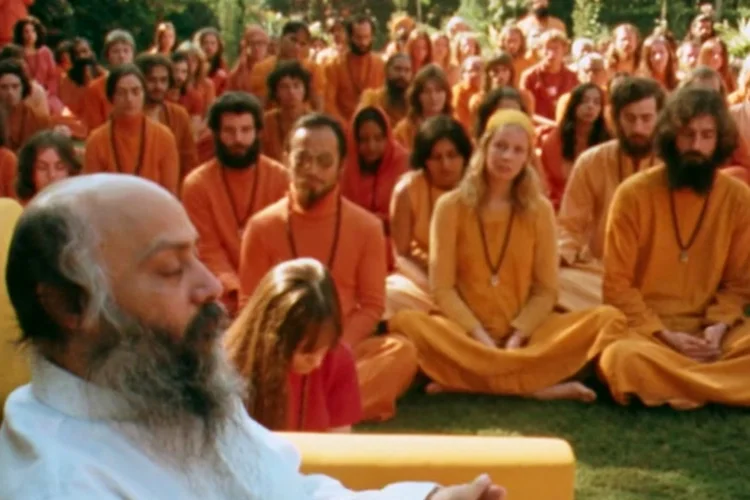 CENA DO DOCUMENTÁRIIO WILD WILD COUNTRY: história sobre uma comunidade liderada por um guru no meio do estado do Oregon / Divulgação