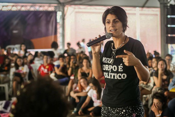 Manuela d'Ávila é provocada por homem que cita Bolsonaro