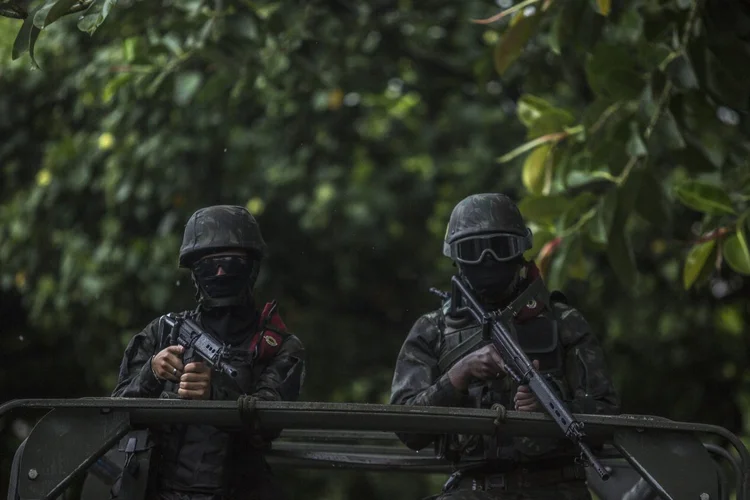 Soldados patrulhando a Vila Kennedy em intervenção militar no Rio de Janeiro (Dado Galdieri/Bloomberg) (Dado Galdieri/Bloomberg)