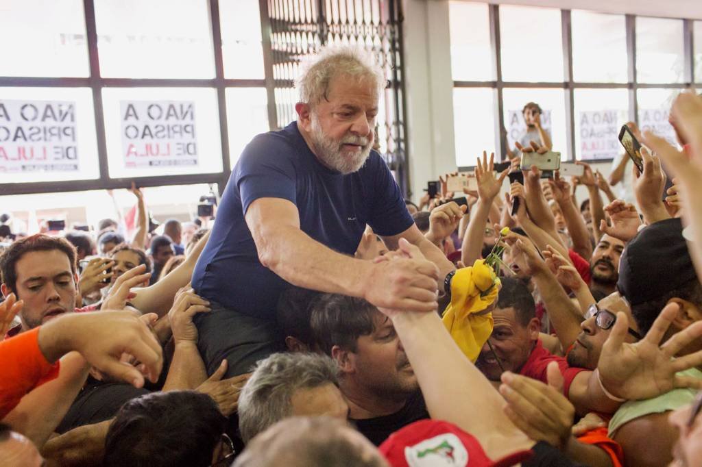 Preso, Lula tem 39% de intenções de voto; sem Lula, Bolsonaro tem 22%
