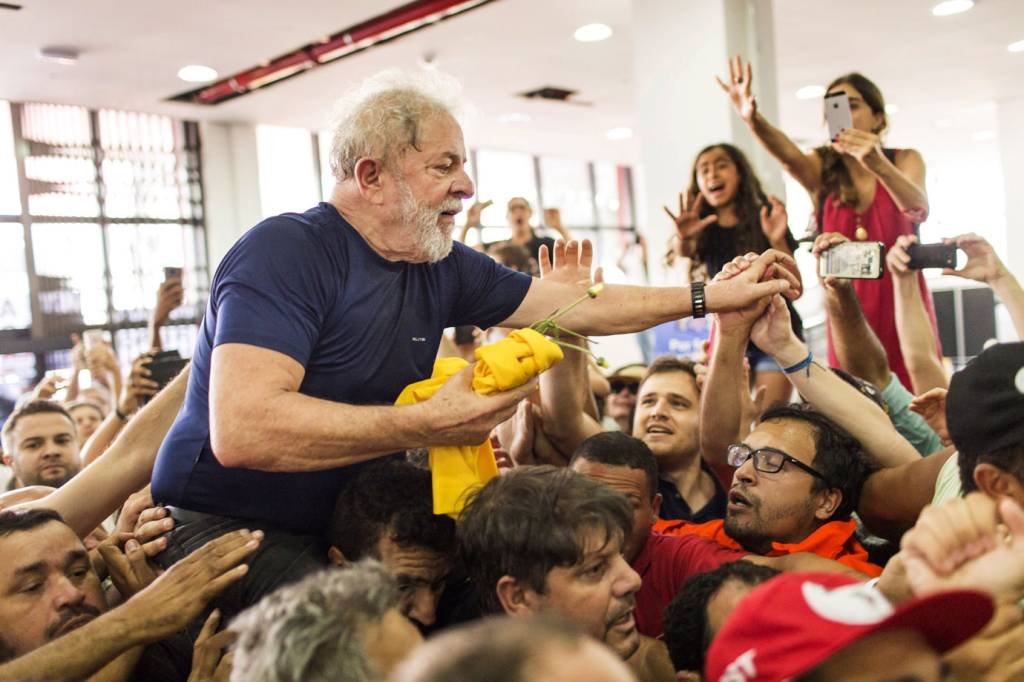 Ação que cortou benefícios de Lula tem "caráter político", diz defesa