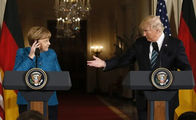 Merkel e Trump: apesar dela ser umas das principais líderes da Europa, o descaso dos EUA pode mostrar sinal de sua perda de importância política (Jim Bourg/Reuters/Reuters)