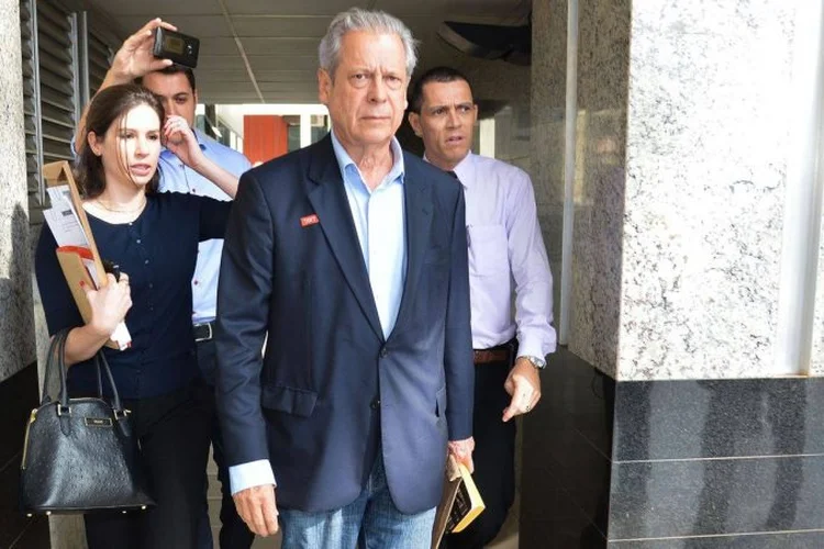 FOTO DE ARQUIVO: José Dirceu se entregou nesta sexta-feira, 17, à Polícia Federal em Curitiba (Fabio Rodrigues Pozzebom/Agência Brasil)