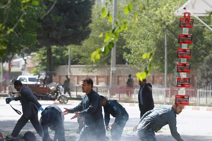 Duplo atentado suicida em Cabul mata ao menos 25 pessoas