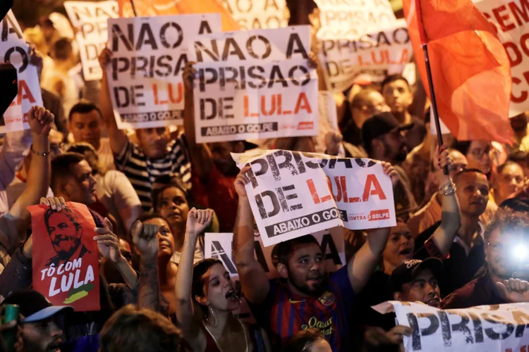 Apoiadores de Lula: condenado nos tribunais brasileiros, o petista recorre à ONU (Paulo Whitaker/Reuters)