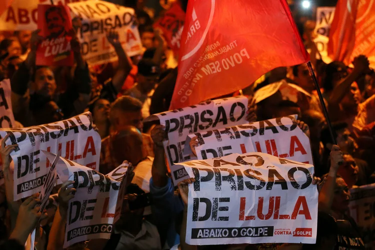 Protestos: fotógrafo da agência Reuters também foi hostilizado e ameaçado na sede da CUT (Paulo Whitaker/Reuters)