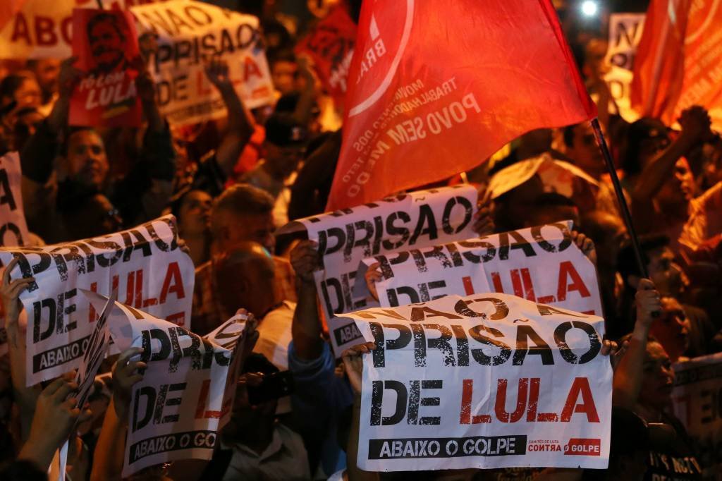 Manifestantes pró-Lula agridem equipe do Correio Braziliense