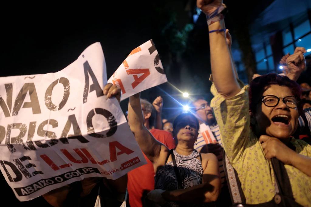 Manifestantes pró-Lula ocupam ruas perto do Sindicato dos Metalúrgicos
