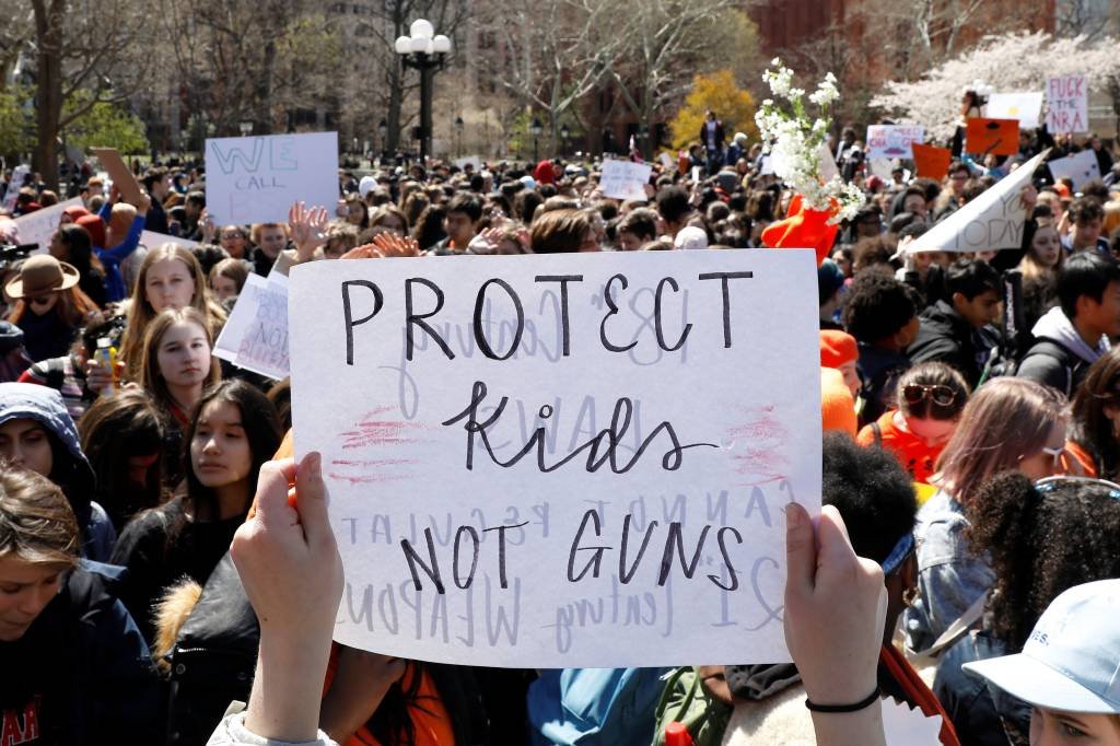 Estudantes dos EUA abandonam aulas para exigir leis rígidas contra armas