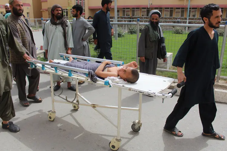 Afeganistão: 30 crianças morreram e 51 ficaram feridas no bombardeio em Kunduz em 2 de abril (REUTERS/Stringer NO RESALES/Reuters)