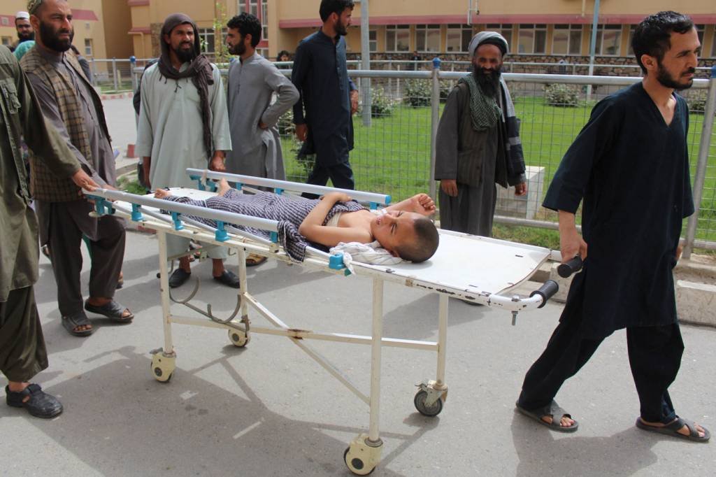 Governo afegão pede desculpas por bombardeio que matou 30 crianças