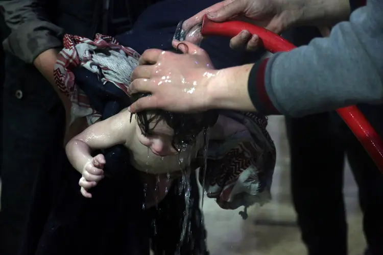 Síria: médicos e socorristas afirmaram que das cerca de 40 pessoas que morreram no ataque (Helmets/Handout via REUTERS/Reuters)