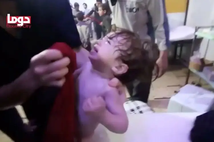 Síria: ataque com gás venenoso tem a marca registrada do governo Assad, afirmaram EUA e Reino Unido (White Helmets/Reuters TV/Reuters)