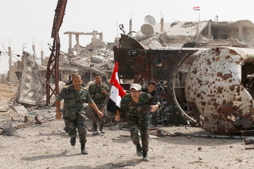 "EI está encurralado, mas usa civis como escudo", dizem tropas sírias