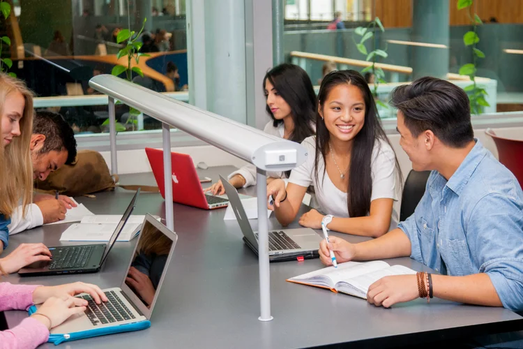 Estudantes da Auckland University of Technology: a AUT está colocada entre as 150 melhores universidades jovens do mundo (Auckland University of Technology/Divulgação)