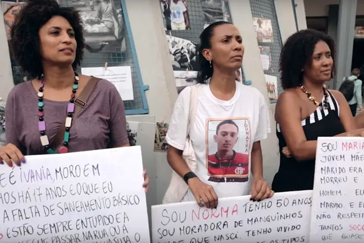 Documentário: o filme mostra vereadora Marielle Franco em protesto, ao lado de mães de vítimas da violência policial (Auto de Resistência/Reprodução)