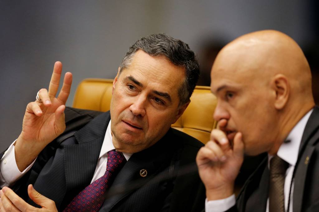 Imagem de arquivo de Barroso e Moraes: A sessão foi iniciada ontem, e terminou com empate de um a um e divergência entre Barroso e Alexandre de Moraes (Adriano Machado/Reuters)