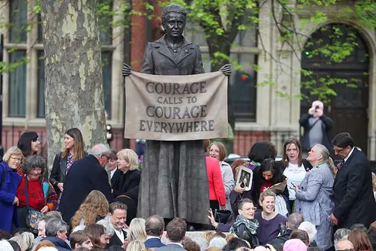 Inauguração da estátua de Fawcett que traz o dizer: “A coragem chama a coragem em todos os lugares”, em 24 de abril de 2018. (Hannah McKay/Reuters)