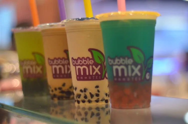 Bubble tea é uma bebida à base de chá com esferas de tapioca no fundo do copo