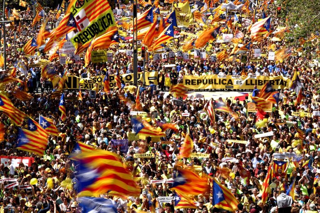 Milhares protestam em Barcelona contra prisão de separatistas catalães