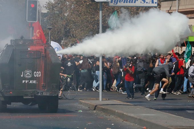 Presidente do Chile enfrenta primeiro grande protesto estudantil