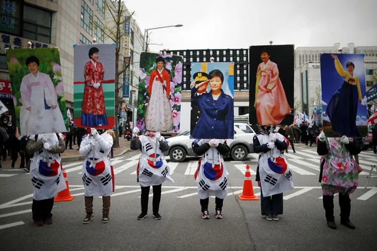 Aliados de Park: ela foi declarada culpada de 16 das 18 acusações no caso de corrupção da "Rasputina" (Kim Hong-Ji/Reuters)