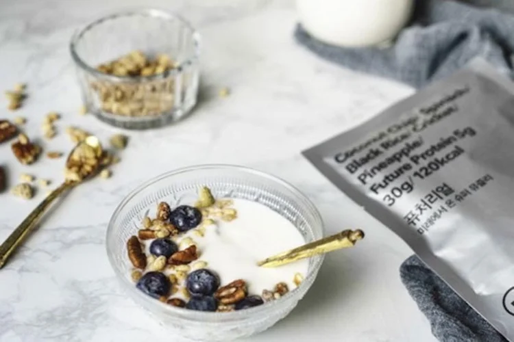 Cereal: O produto, que pode ser consumido adicionando leite diretamente ao pacote, incorpora os insetos na forma de pó para evitar repulsa (E-mart/Divulgação)