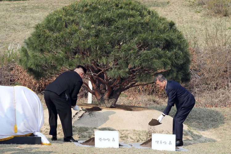 Kim e Moon: os dois sinalizam que estão avançando para um futuro compartilhado (Korea Summit Press/Reuters)