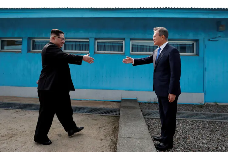Imagem de arquivo: presidente da Coreia do Sul. Moon Jae-in, cumprimenta líder da Coreia do Norte, Kim Jong-Un (Korea Summit Press Pool/Reuters)