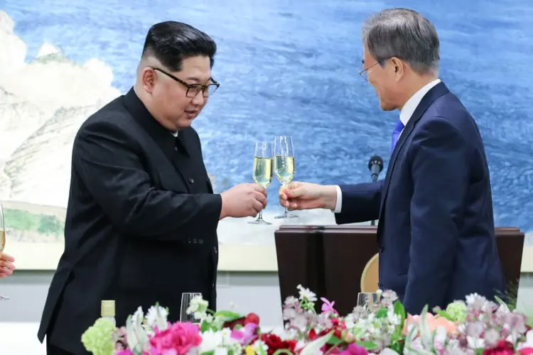 Kim e Moon: Declaração de Panmunjom proclama que "não haverá mais guerra na península da Coreia" (Divulgação/Reuters)