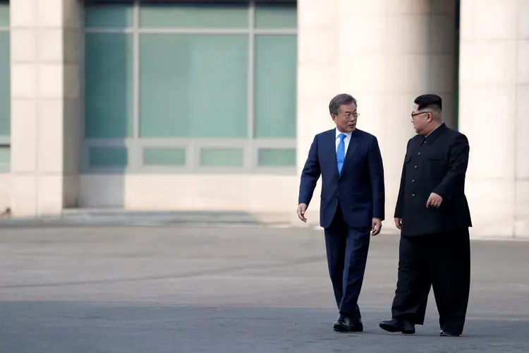Coreias do Norte e do Sul concordaram nesta segunda-feira em começar a reconectar ligações ferroviárias e rodoviárias (Korea Summit Press Pool//Reuters)