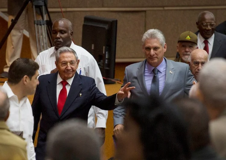 TRANSIÇÃO DE PODER EM CUBA: o presidente Raúl Castro e o vice-presidente Miguel Díaz-Canel chegam a sessão da Assembleia Nacional que indicou Díaz-Canel para a presidência do país  / Irene Perez/Divulgação/Reuters