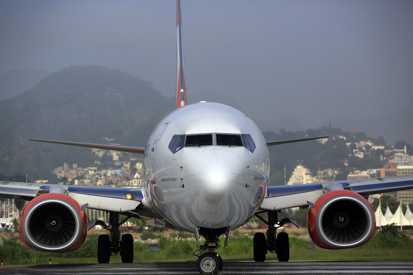 Restrição de combustível nos aeroportos já provoca cancelamento de voos