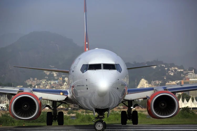 Companhias aéreas: a Latam Brasil oferecerá isenção da cobrança de taxa de remarcação e das diferenças tarifárias da passagem para nova data à escolha do cliente (Dado Galdieri/Bloomberg)