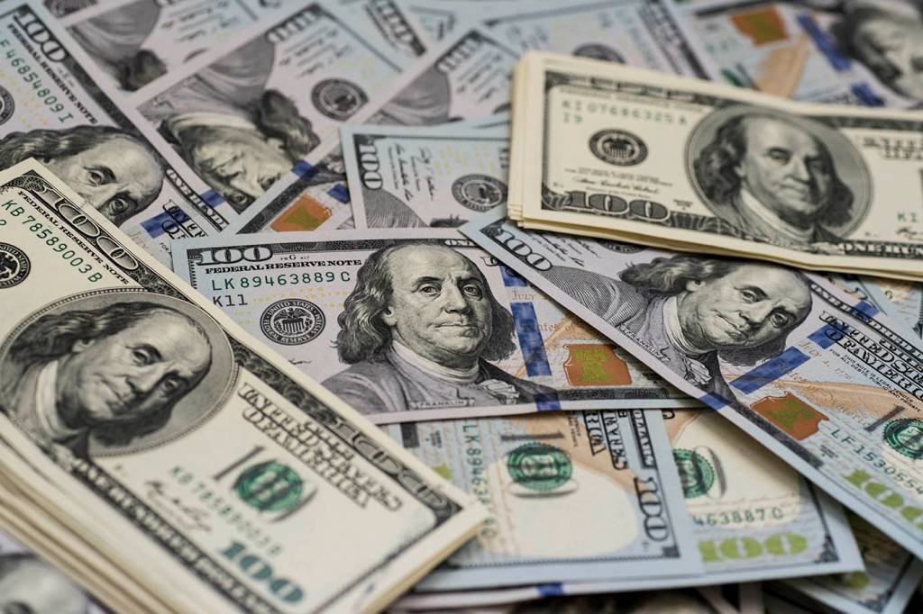 Dólar tem leve alta com aversão ao risco no exterior