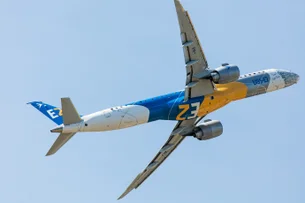 Embraer vence disputa com Airbus e fecha venda de até 74 aviões para a Latam
