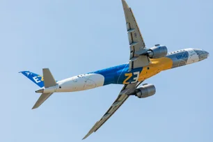 Imagem referente à matéria: Embraer vence disputa com Airbus e fecha venda de até 74 aviões para a Latam