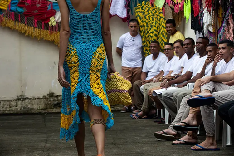 Detentos assistem ao desfile (Projeto Ponto Firme/Divulgação)