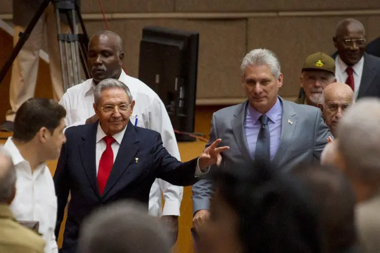 Raúl Castro e Díaz-Canel: o novo presidente pretende dar continuidade as reformas de seu antecessor (Irene Perez/Cortesia de Cubadebate/Reuters)