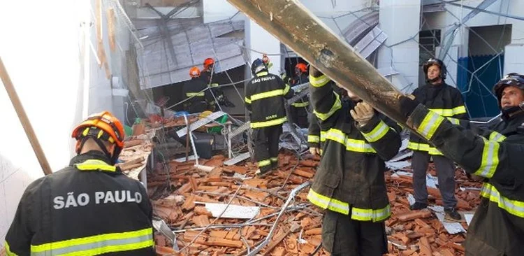 Desabamento: o 12º Grupamento de Bombeiros de Bauru, que atende à região, foi acionado por volta das 8h (Corpo de Bombeiros/Divulgação)