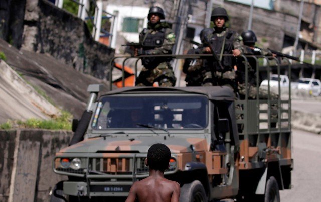Número de chacinas dobrou durante intervenção no Rio, diz relatório