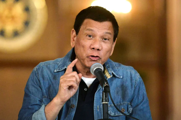 Duterte: levando as mãos aos cabelos, o líder disse que o diplomata jordaniano "tem uma grande cabeça, mas está vazia" (Ezra Acayan/Reuters)