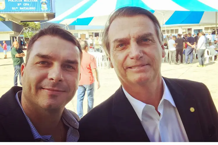 Flávio Bolsonaro com seu pai, Jair Bolsonaro (Facebook/Reprodução)