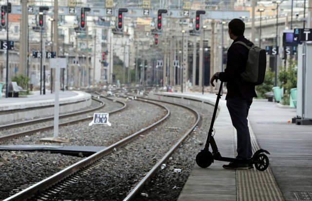 Trabalhadores na França fazem greve contra reformas de Macron