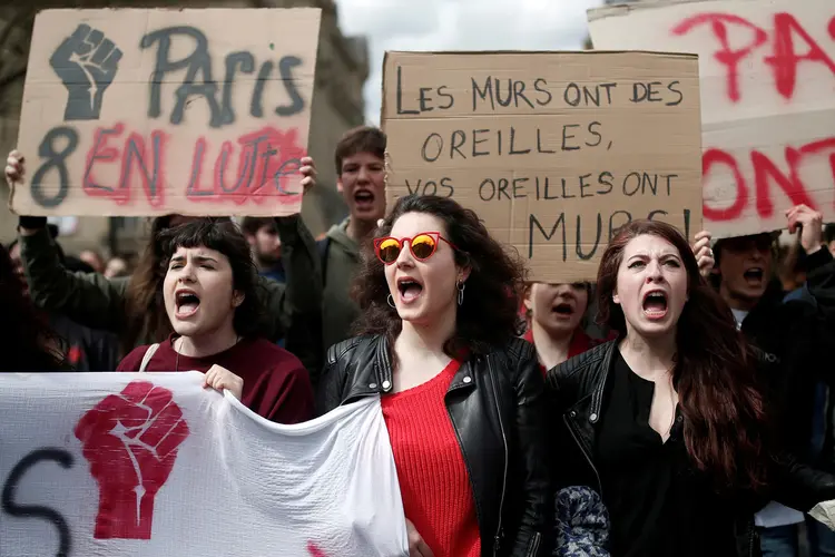 França: Vamos continuar aqui, porque queremos que o governo nos escute. As pessoas estão irritadas, vemos isso por todos os lados, disse estudante (Benoit Tessier/Reuters)