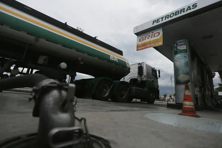 Petrobras reduzirá em 0,7 por cento os preços da gasolina nas refinarias, para 1,9331 real o litro, a partir de terça-feira (Mario Tama/Getty Images)