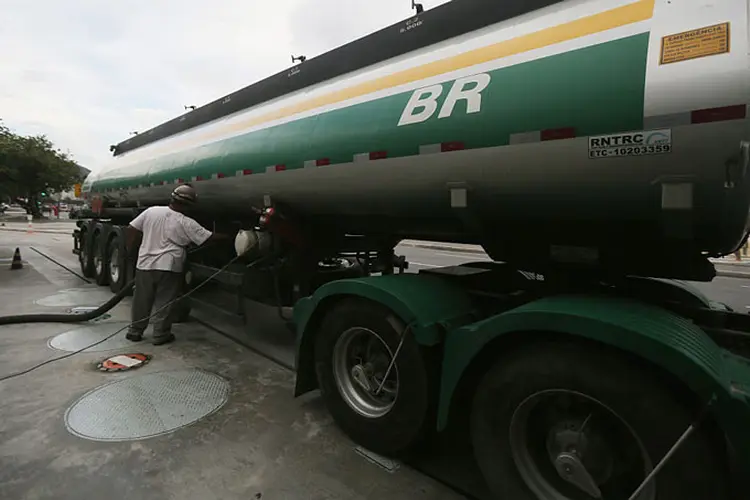 Petrobras: estatal anunciou nesta sexta-feira, 15, que o preço médio do litro da gasolina A sem tributo nas refinarias, que entra em vigor no sábado, dia 16, será de R$ 1,9178 (Mario Tama/Getty Images)
