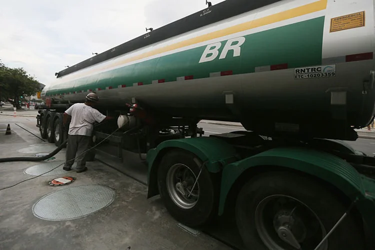 Gasolina: preço médio da gasolina praticado pela Petrobras nas refinarias foi elevado em 0,8 por cento nesta quinta-feira, atingindo o maior nível da nova era de reajustes diários (Mario Tama/Getty Images)